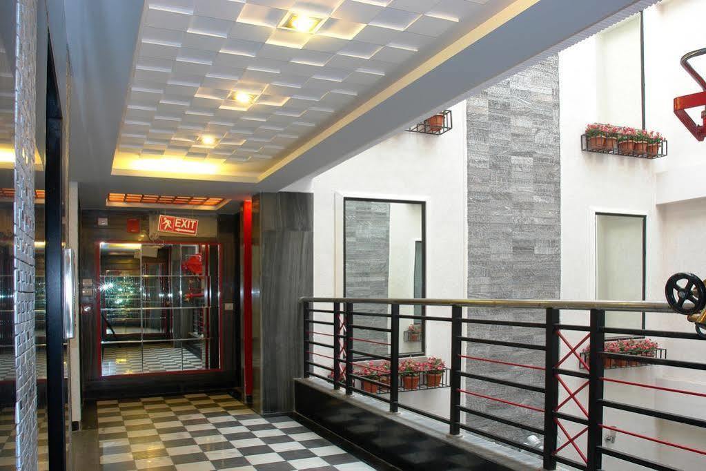 Hotel Suncourt Corporate Neu-Delhi Exterior foto