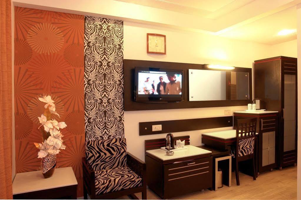 Hotel Suncourt Corporate Neu-Delhi Zimmer foto